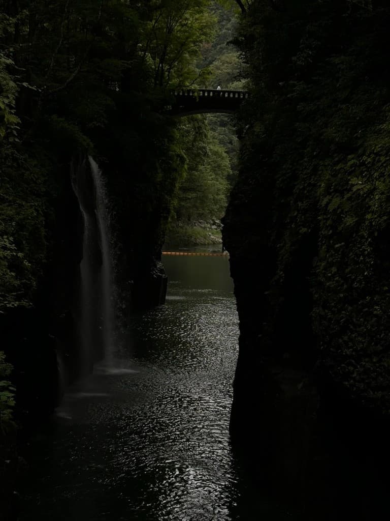 Garganta japonesa con cascada y puente de piedra
